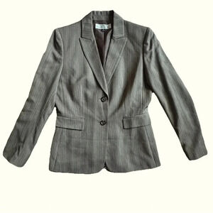 Tahari Arthur Levine Women Size 8
Beige Pinstripe Two Button Blazer
Jacket